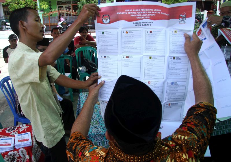 Anggota KPPS melakukan penghitungan surat suara Pemilu serentak 2019 susulan di TPS 242, Pondok Ungu Permai, Bekasi, Jawa Barat, Minggu (21/4). /Antara Foto.