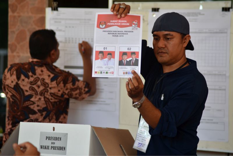 Petugas KPPS melakukan penghitungan surat suara pemilu calon pasangan presiden-wakil prersiden, di TPS 2 Rumah Sakit Jiwa Banda Aceh, Rabu (17/4). /Antara Foto.