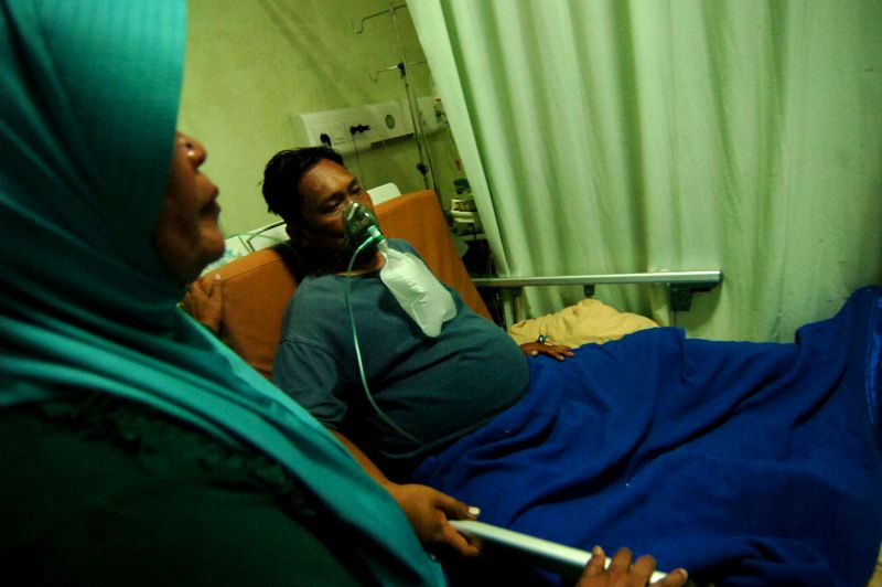 Anggota KPPS Wahyu Army menjalani perawatan di Rumah Sakit PKU Muhammadiyah, Singkil, Kabupaten Tegal, Jawa Tengah, Selasa (23/4). /Antara Foto.
