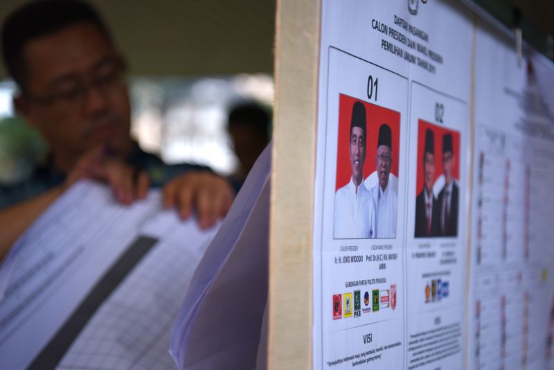 Anggota KPPS mencatat perolehan suara saat penghitungan suara Pemilu serentak 2019 di TPS 77 Pondok Jaya, Cipayung, Depok, Jawa Barat, Rabu (17/4). /Antara Foto.