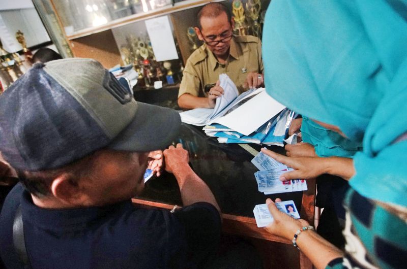 etugas Kelurahan melayani warga saat pengambilan KTP-el di Kelurahan Bakti Jaya Depok, Jawa Barat, Senin (4/2). (Antara Foto).