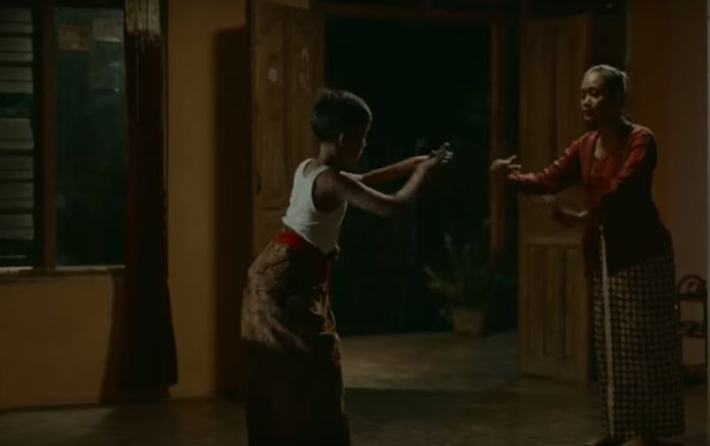 Adegan saat Juno kecil belajar menari di film Kucumbu Tubuh Indahku. /Youtube.com.