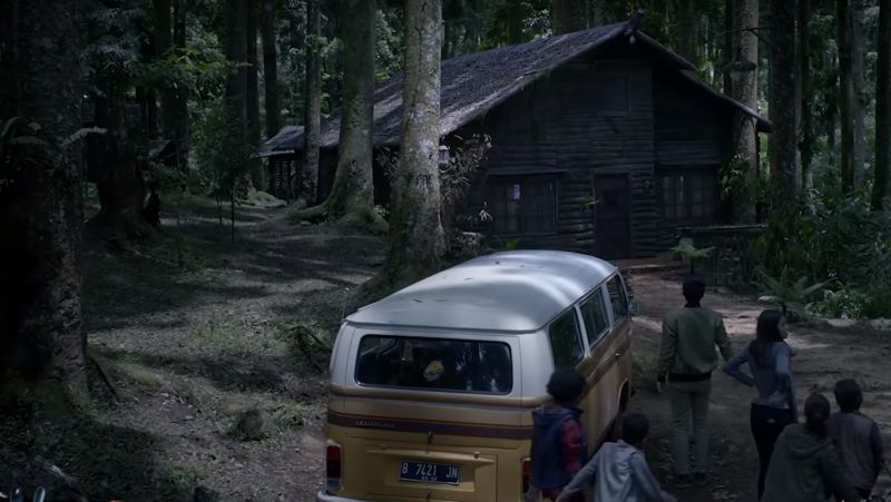 Latar film ini ada di hutan dan sebuah rumah kayu. /Youtube.com.