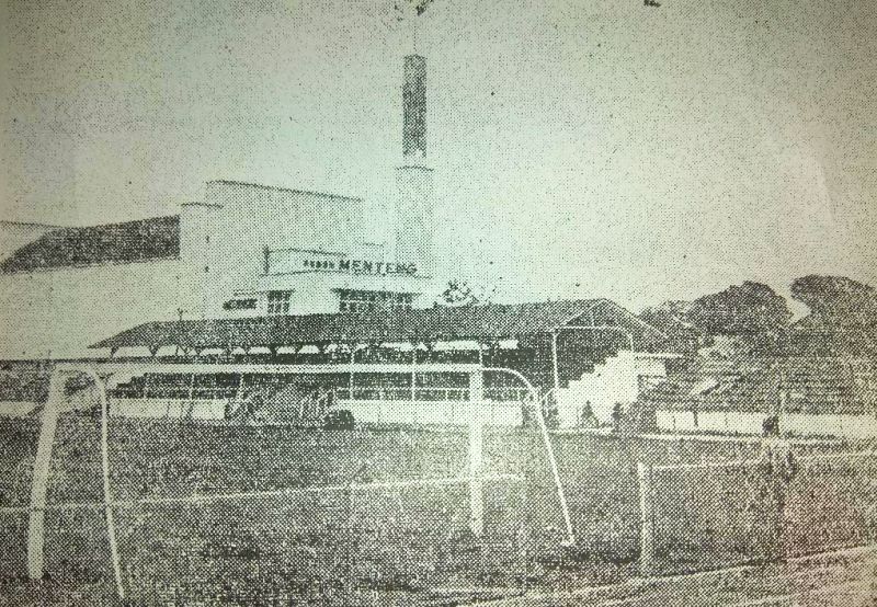Stadion Menteng sedang ditutup dari segala macam pertandingan, karena rumputnya rusak. Stadion ini menjadi markas Persija selama puluhan tahun. (Aneka, 2 Februari 1963).