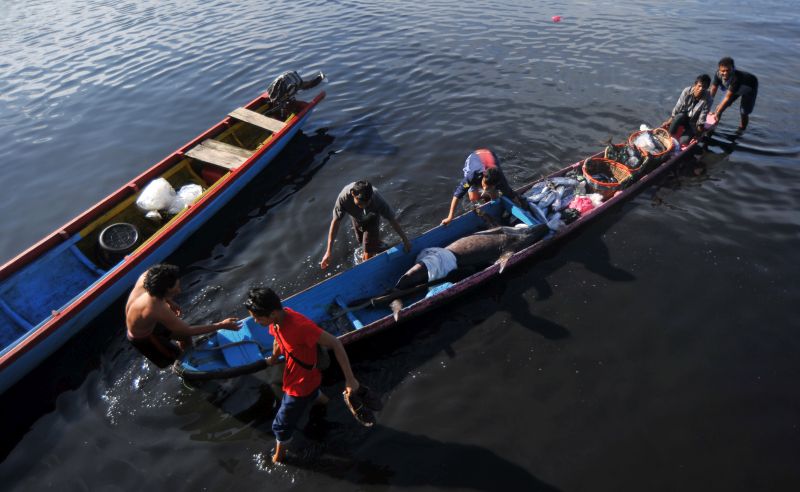 Nelayan memindahkan hasil tangkapan kapal bagan mereka, di Pantai Gaung, Padang, Sumatera Barat, Kamis (17/1). /Antara Foto.