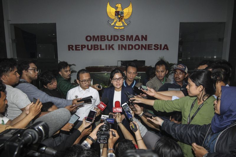 Sekjen PSSI, Ratu Tisha Destria menjawab pertanyaan wartawan seusai memenuhi panggilan pemeriksaan Satgas Anti Mafia Bola di Jakarta, Jumat (28/12/2018). (Antara Foto).