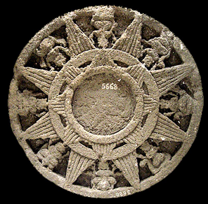 Surya Majapahit, lambang yang banyak ditemui di kuil dan reruntuhan peninggalan zaman Majapahit. (Gunkarta Gunawan Kartapranata/commons.wikimedia.org).