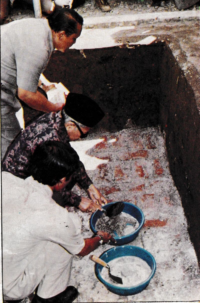 Peletakan batu pertama saat pemugaran makam Bung Karno di Blitar. /Sonata, medio Juli 1978.