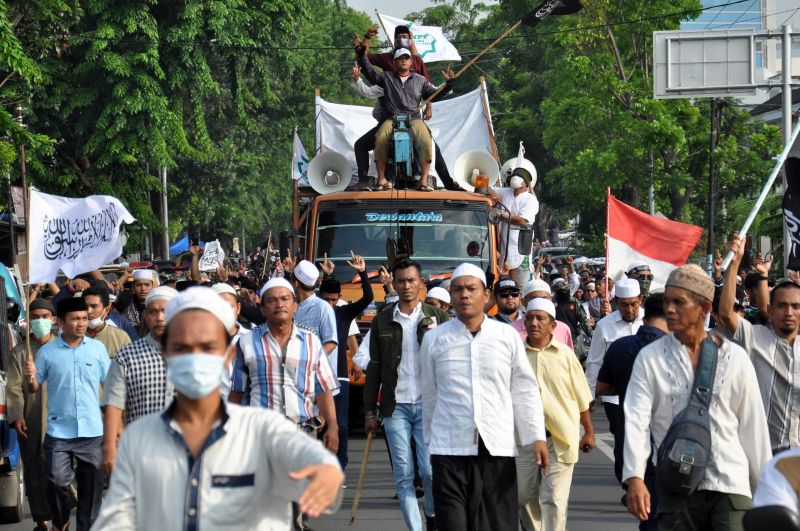Massa yang tergabung dalam GNPF Sumut melakukan aksi 'longmarch' menuju kantor Bawaslu Sumut, di Medan, Jumat (10/5). /Antara Foto. 