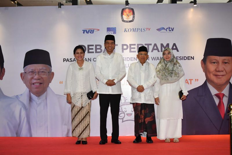 Capres-cawapres nomor urut 01 Joko Widodo-Ma'ruf Amin tiba untuk mengikuti debat pertama Pilpres 2019, di Hotel Bidakara, Jakarta, Kamis (17/1). (Antara Foto).