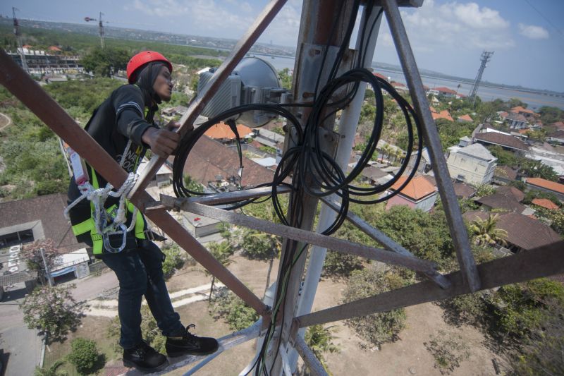 Pekerja tengah memeriksa antena di menara perangkat jaringan telekomunikasi. /Antara Foto