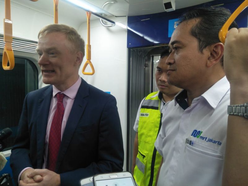 Duta Besar Uni Eropa Vincent Geurend (kiri) dan Kepala Divisi Perencanaan Strategis Perusahaan PT MRT Jakarta Muhammad Kamaluddin (kanan) dalam kereta MRT, Selasa (12/2). (Alinea.id/Nanda Aria Putra).