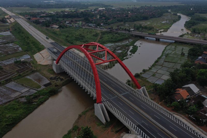 Foto udara Tol Trans Jawa di Jembatan Kali Kuto, Batang, Jawa Tengah, Minggu (12/5). /Antara Foto. 