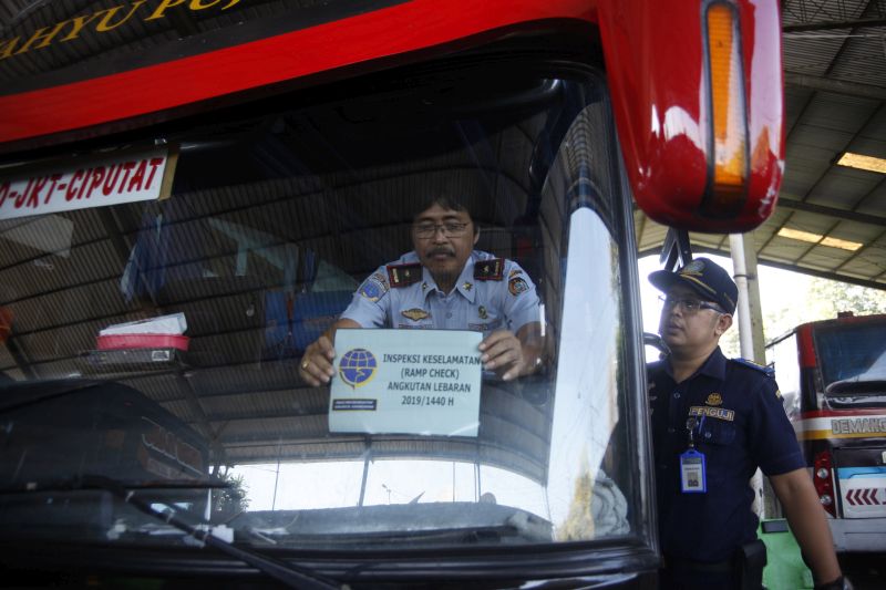 Petugas Dinas Perhubungan Kabupaten Karanganyar bersama polisi memeriksa kelaikan jalan sebuah bus di Agen Bus Langsung Jaya, Palur, Karanganyar, Jawa Tengah, Selasa (21/5). /Antara Foto.