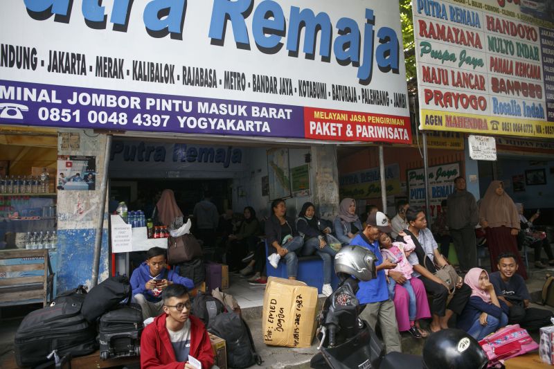Calon penumpang bus membeli tiket di Terminal Jombor, Sleman, DI Yogyakarta, Kamis (23/5). /Antara Foto. 