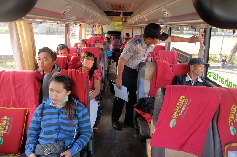 Petugas Kementerian Perhubungan memeriksa kelengkapan peralatan bus yang akan mengangkut pemudik di Terminal Mengwi, Badung, Bali, Kamis (23/5). /Antara Foto. 