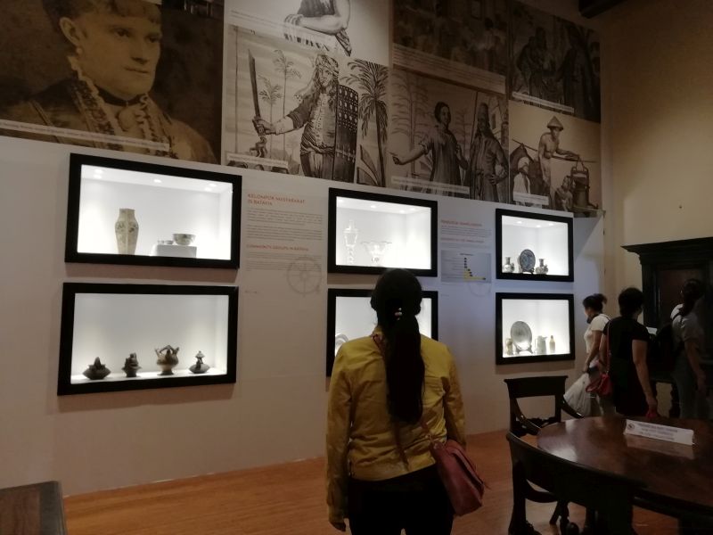 Seorang pengunjung tengah melihat koleksi Museum Sejarah Jakarta (Alinea.id/Annisa Saumi).