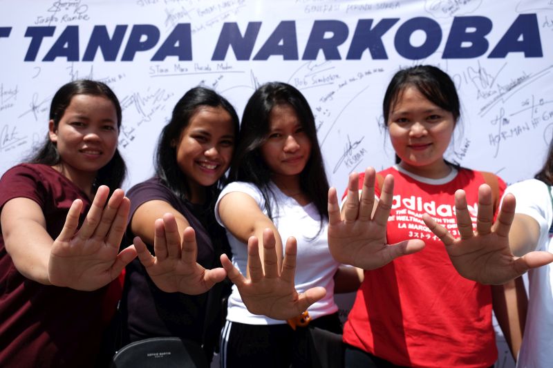 Sejumlah warga menunjukan kelima jari mereka sebagai bentuk penolakan terhadap bahaya narkoba pada peringatan Hari Anti Narkotika Internasional 2019, di Medan, Sumatera Utara, Rabu (26/6). /Antara Foto.