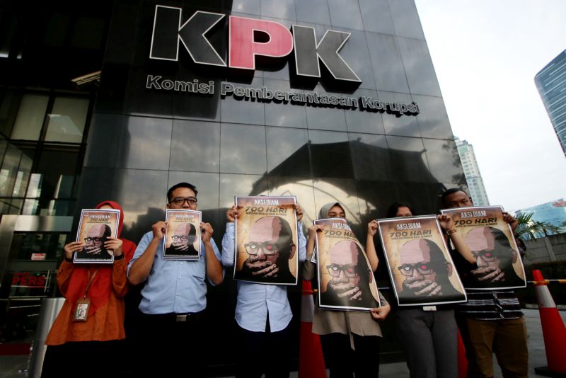 Aktivis Koalisi Masyarakat Sipil Anti Korupsi melakukan aksi diam 700 hari penyerangan Novel Baswedan di Gedung KPK, Jakarta, Selasa (12/3). /Antara Foto.