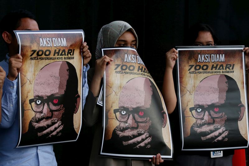 Aktivis Koalisi Masyarakat Sipil Anti Korupsi melakukan aksi diam 700 hari penyerangan Novel Baswedan di Gedung KPK, Jakarta, Selasa (12/3). /Antara Foto.