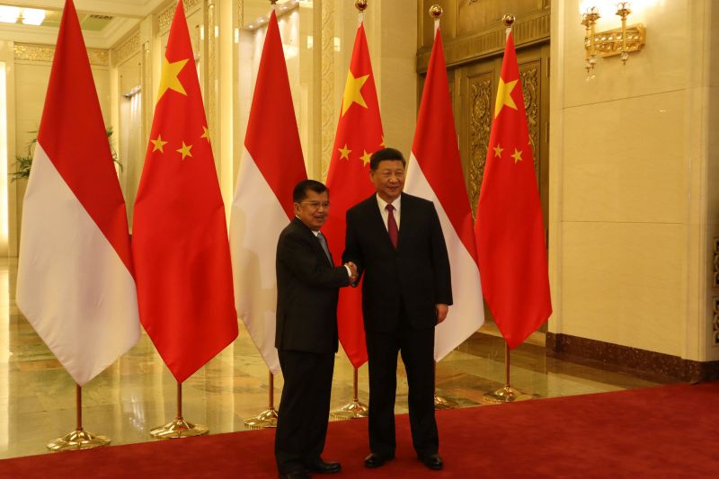 Wakil Presiden Jusuf Kalla (kiri) bertemu Presiden China Xi Jinping di Balai Agung Rakyat, Beijing, Kamis (25/4). /Antara Foto.