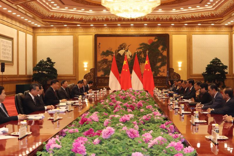 Wakil Presiden Jusuf Kalla (keempat kanan) memimpin delegasi Indonesia menemui Presiden China Xi Jinping (keempat kiri) dan jajaran pejabat pemerintah setempat di Balai Agung Rakyat, Beijing, Kamis (25/4). /Antara Foto.