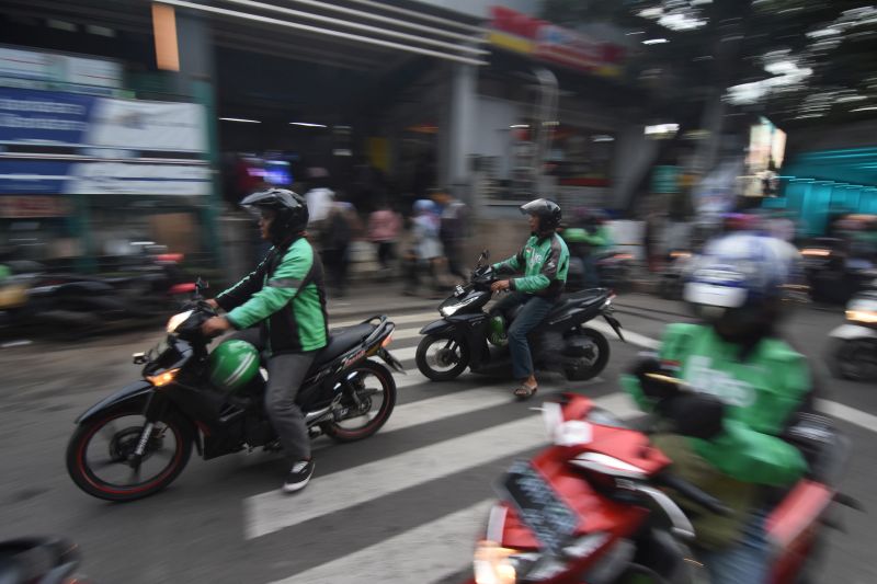 Sejumlah pengemudi ojek daring menunggu penumpang di depan Stasiun Sudirman, Jakarta, Senin (25/3). /Antara Foto.