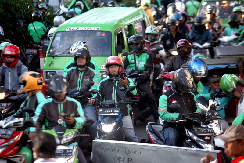Pengemudi ojek online (ojol) menunggu penumpang di kawasan Paledang, Kota Bogor, Jawa Barat, Selasa (26/3). /Antara Foto. 