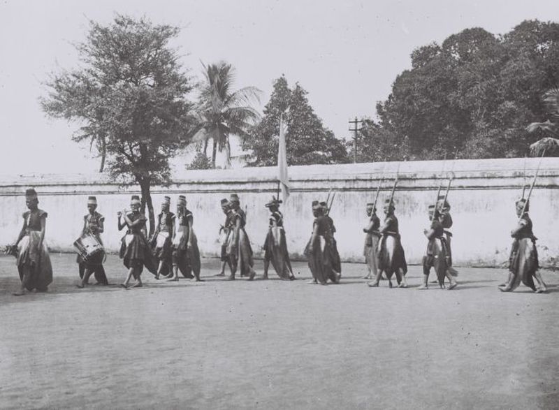 Prajurit brigade Nyutra (pengawal pribadi Sultan), berjalan lambat ke Sitihinggil (aula audiensi kerajaan) selama upacara garebek puasa di Yogyakarta. /Tropenmuseum/Commons.wikimedia.org.