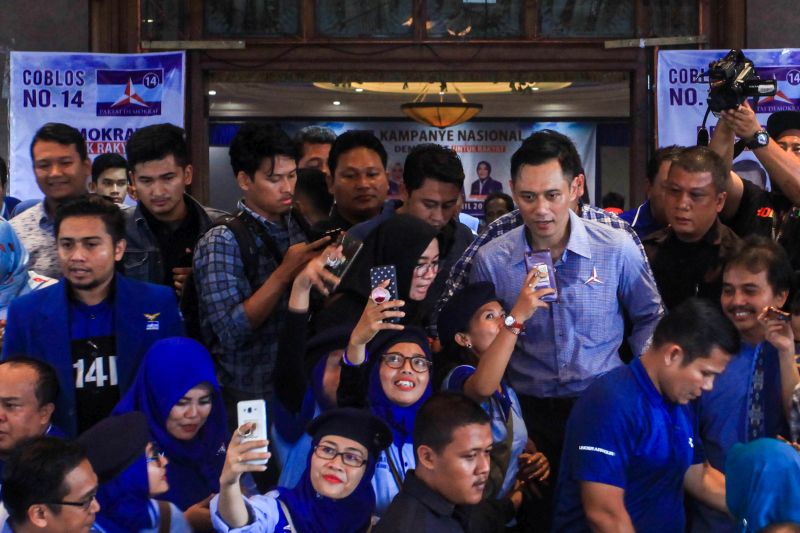 Komandan Tugas Bersama (Kogasma) Partai Demokrat Agus Harimurti Yudhoyono (AHY) (kedua kanan) berswafoto dengan pendukung saat kampanye di Sleman, DI Yogyakarta, Kamis (4/4). /Antara Foto.