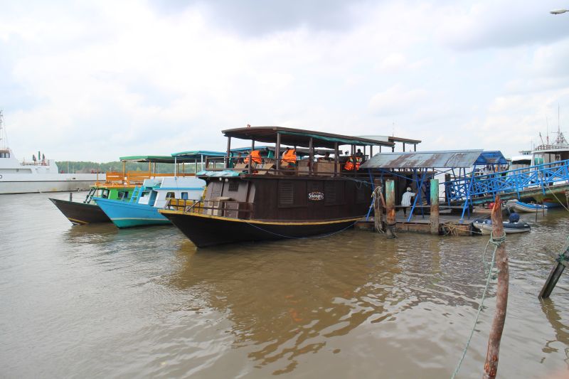 Kapal kelotok yang menepi di dermaga Pelabuhan Kumai, Kalimantan Tengah.Alinea.id/Laila Ramdhini.