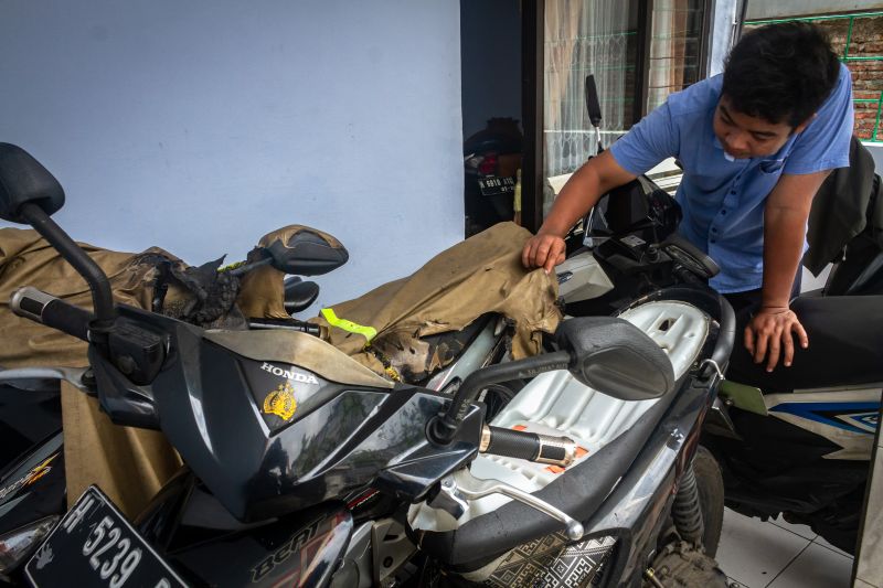 Pemilik kendaraan menunjukkan sepeda motor yang dibakar orang tidak dikenal di Desa Sampangan, Gajah Mungkur, Semarang, Jawa Tengah, Sabtu (2/2). /Antara Foto.