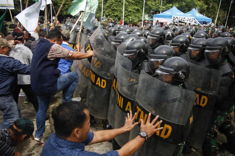 Sejumlah anggota TNI dan polisi melakukan latihan pengamanan Pemilu legislatif dan presiden di kawasan Stadion Manahan Solo, Jawa Tengah, Minggu (10/2). /Antara Foto. 