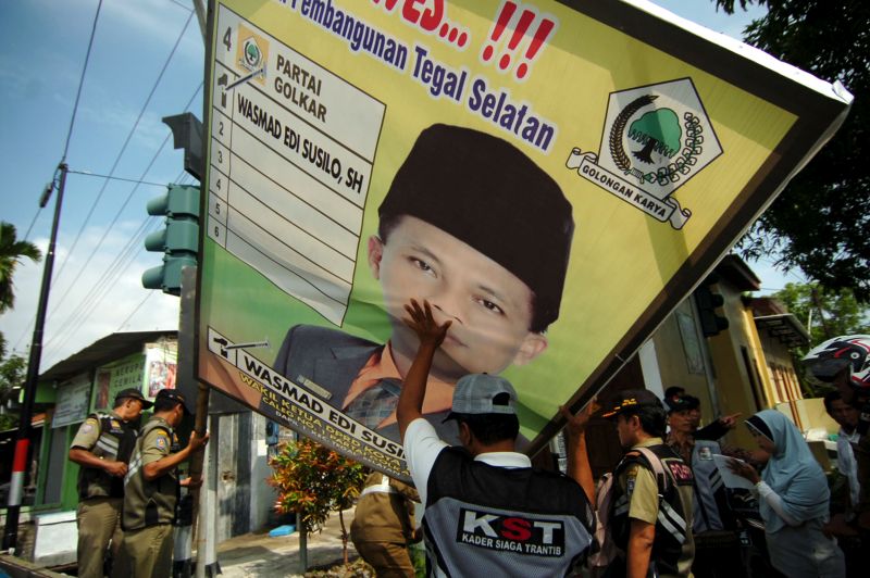 Petugas mencopot baliho calon legislatif (caleg) yang menyalahi aturan di Kelurahan Kalinyamat Wetan, Tegal, Jawa Tengah, Rabu (13/2). /Antara Foto.