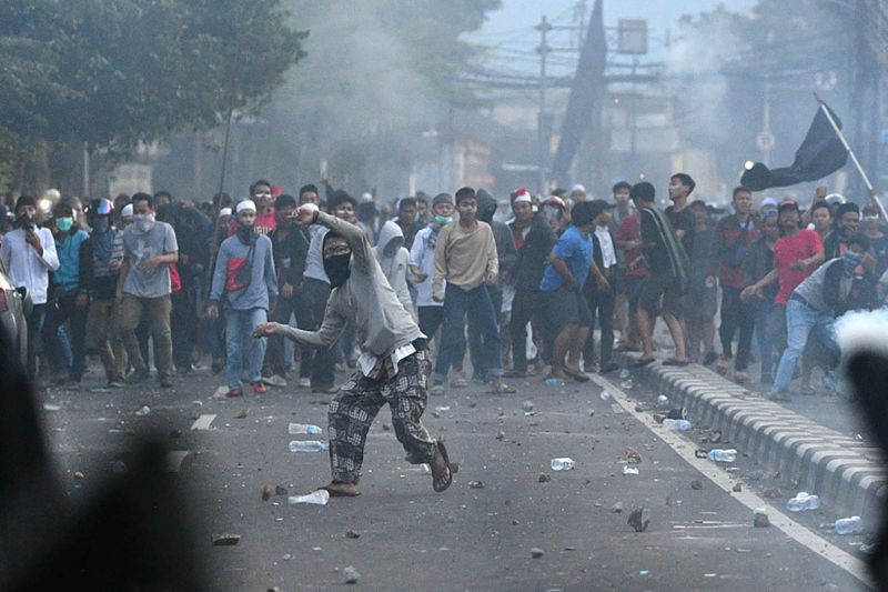 Bentrok antara polisi dan massa aksi di Jalan KS Tubun, Jakarta, Rabu (22/5). /Antara Foto. 