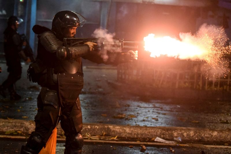 Petugas kepolisian menembakan gas air mata ke arah massa aksi saat terjadi bentrokan di kawasan Tanah Abang, Jakarta, Rabu (22/5). /Antara Foto
