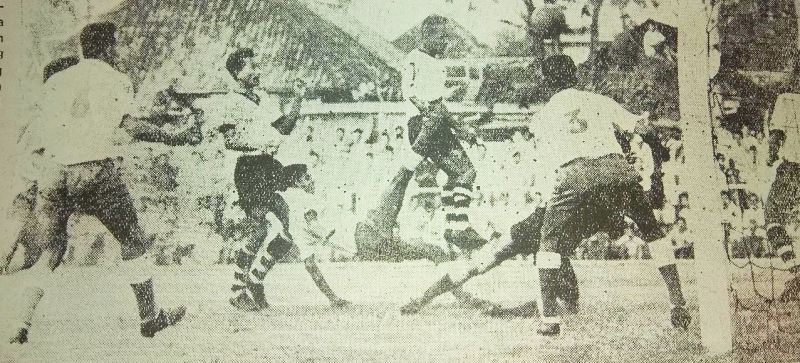 Duel antara Djakarta Putera melawan Bintang Timur dalam Kompetisi Persija musim 1962/1963 di Stadion Menteng pada Juni 1963. (Aneka, 29 Juni 1963).