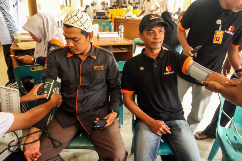 Tim Dokter Kesehatan (Dokkes) Polres Lhokseumawe memeriksa petugas Pemilu 2019 di kantor Kecamatan Muara Dua, Lhokseumawe, Aceh, Rabu (24/4). /Antara Foto. 