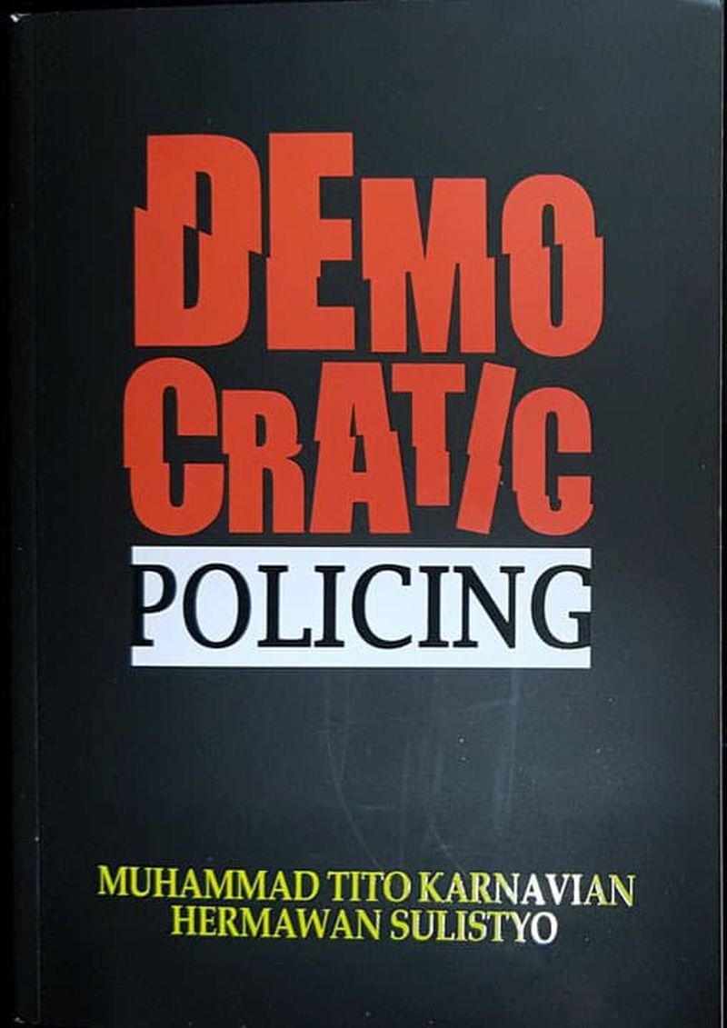 Buku Democratic Policing (2017). (tokopedia.com).