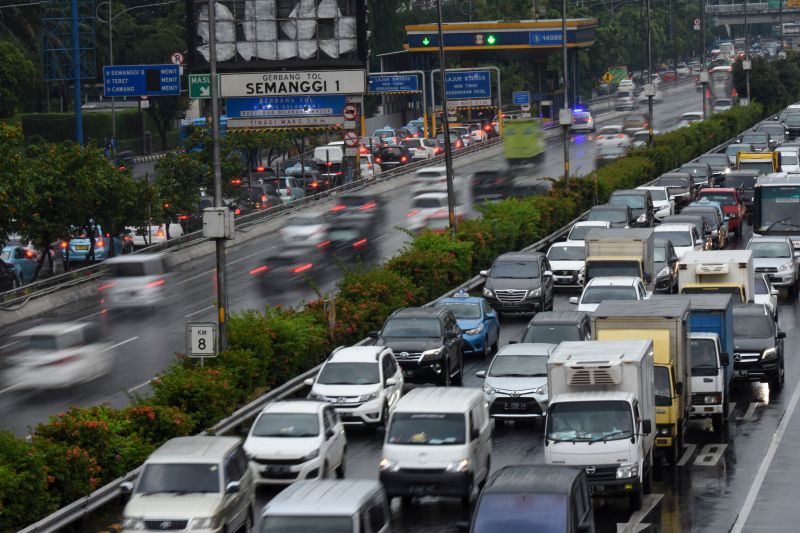 Emisi dari kendaraan menjadi salah satu penyumbang terbanyak polusi di Jakarta. /Antara Foto.