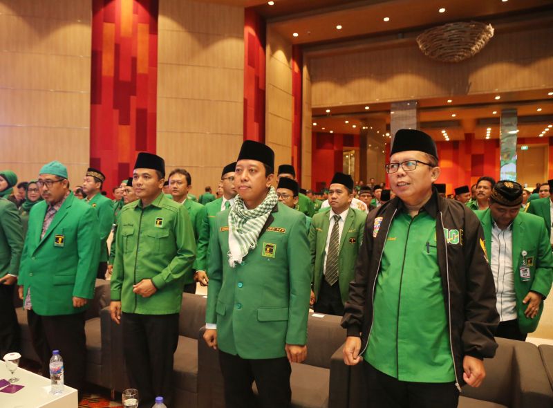 Ketua Umum Partai Persatuan Pembangunan (PPP) Romahurmuziy (kedua kanan) didampingi Sekjen Arsul Sani (kanan) menghadiri acara pembukaan Rapimnas IV dan Workshop Nasional PPP di Jakarta, Selasa (26/2). (Antara Foto).