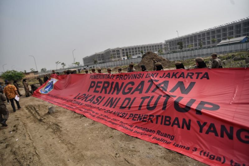 Pemprov DKI Jakarta menyegel bangunan yang berdiri di pulau reklamasi pada Juni 2017 lalu./facebook.com/aniesbaswedan