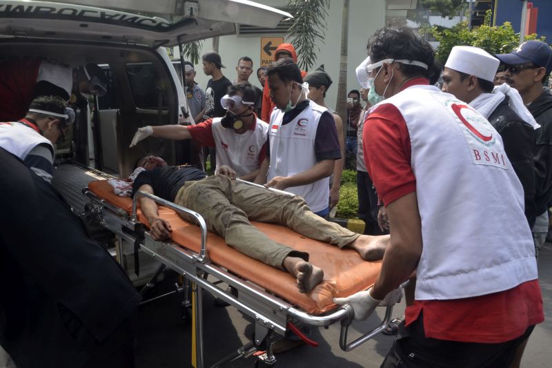Sejumlah relawan membawa korban kericuhan Aksi 22 Mei di RSUD Tarakan, Jakarta Pusat, Rabu (22/5). /Antara Foto.