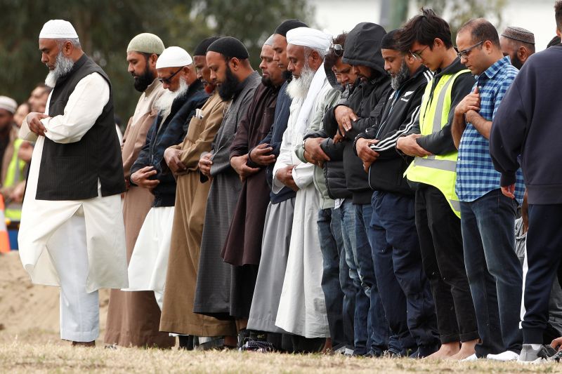 Warga melakukan ibadah saat upacara pemakaman seorang korban serangan mesjid di Memorial Park Cemetery di Christchurch, Selandia Baru, Kamis (21/3). /Antara Foto/Reuters