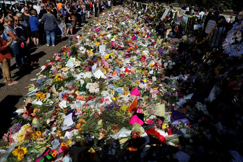 Warga mengunjungi situs peringatan bagi korban penembakan Jumat lalu, di depan Christchurch Botanic Garden di Christchurch, Selandia Baru, Selasa (19/3). /Antara Foto/Reuters.