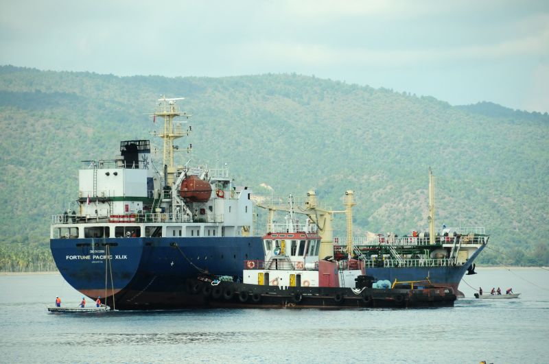 Tugboat menarik kapal tanker Fortune Pacifik XLIX bermuatan bahan bakar minyak (BBM) saat tiba di Pelabuhan Malahayati, Krueng Raya, Aceh Besar, Aceh, Sabtu (29/12/2018). (Antara Foto).