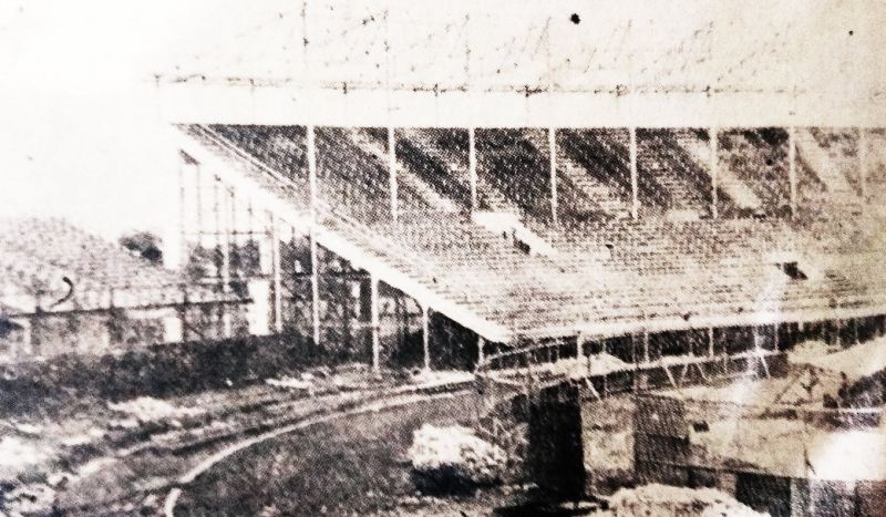 Pembongkaran Stadion Ikada pada November 1962. Stadion ini kemudian menjadi bagian dari kawasan Monumen Nasional. (Aneka, 6 Juli 1963).