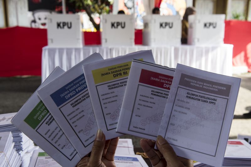  Petugas menunjukan contoh surat suara saat simulasi pemilihan umum (Pemilu) 2019 di KPU Provinsi Jabar, Bandung, Jawa Barat, Selasa (2/4). /Antara Foto.