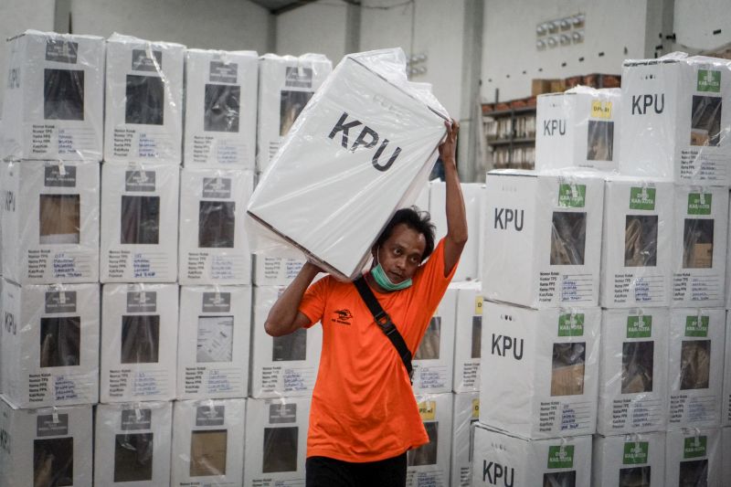 Petugas mengangkat kotak suara untuk didistribusikan ke sejumlah Panitia Pemungutan Suara (PPS) di gudang logistik Komisi Pemilihan Umum (KPU) Solo, Jawa Tengah, Senin (15/4). Alinea.id/Antara Foto.