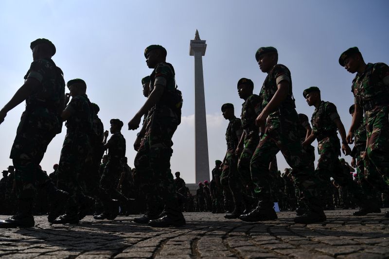 Siluet prajurit TNI berbaris seusai mengikuti apel pengamanan di Lapangan Monas, Jakarta, Senin (20/5). /Antara Foto.